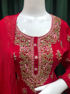 Chinon Suit With Sequence, Cut Dana and Moti